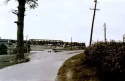 Иваново, паровозный поезд проезжает мост, около 1962 г.