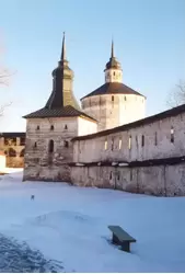 Кирилло-Белозерский монастырь, Глухая и Кузнечная башни