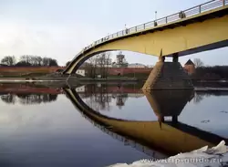Пешеходный мост через реку Волхов в Новгороде