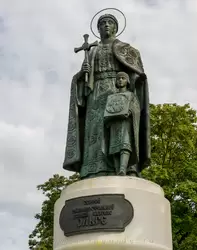 Княгиня Ольга в правой руке держим крест, благословляя внука — Владимира Красно Солнышко