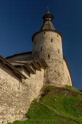 Псков, башня Кутекрома, вид с набережной реки Великая