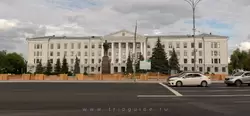 Псков, Государственный Университет и памятник Ленину