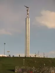 Монумент «Человек с крыльями» в Самаре (в народе — Паниковский с гусем)