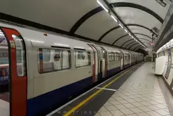 Вагон метро в Лондоне закругляется в верхней части чтобы помещаться в тоннель