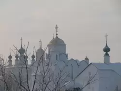 Купола Покровского монастыря в Суздале