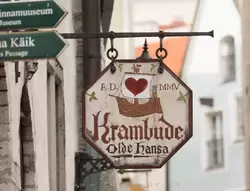 Лавка вкусностей и сувениров «Лавка старьёвщика» (<span lang=de>Krambude</span>) при ресторане «Олде Ханса» (<span lang=de>Olde Hansa</span>)