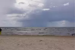 Надвигается дождь, на пляже паника