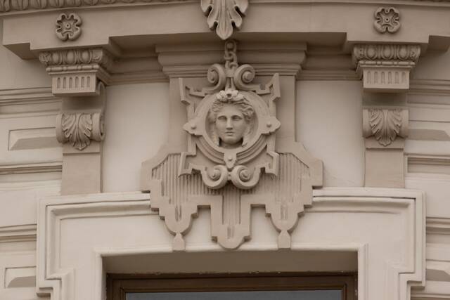 Маскарон на фасаде Александровского пассажа