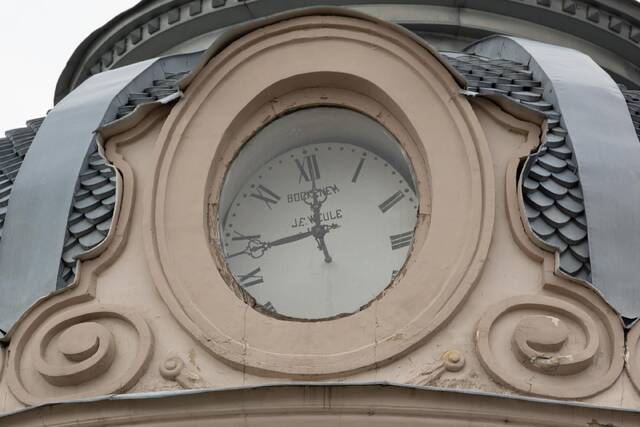 Часы на Александровском пассаже в Казани