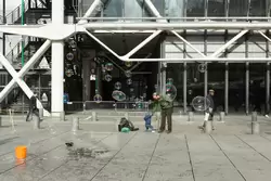 Мыльные пузыри для развлечения прохожих у центра Жоржа Помпиду