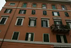 Типичный итальянский дом со ставнями