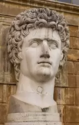 Голова императора Августа была частью огромной статуи, найдена на Аветинском холме в 16 веке