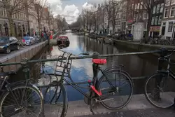 Канал в районе Красных фонарей в Амстердаме