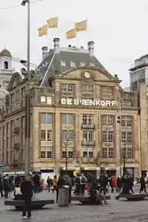Супермаркет «Бяенкорф» (<span lang=nl>De Bijenkorf</span>) в Амстердаме