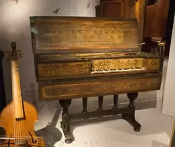 Вёрджинел (разновидность клавесина) — обычно использовались дома, были меньше и стоили дешевле, чем клавесины. на них часто играли девушки, отсюда популярное название virginal