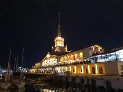 Здание Морского вокзала Сочи ночью