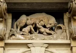 Дом №5 «Волчица» — скульптура Римской волчицы, которая вскормила Ромула и Рема
