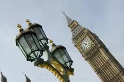Уличный фонарь и часы в Лондоне