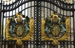 Королевские гербы на воротах в Букингемский дворец