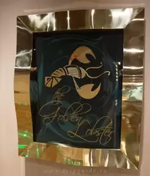 Табличка у входа в ресторан Golden Lobster