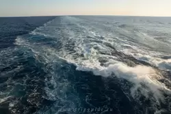 Вид на волны от корабля на 6-й палубе