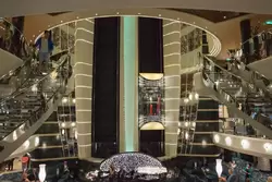 Главный атриум и лифты с панорамными окнами