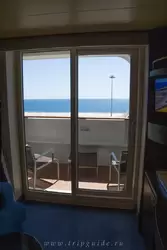 Стеклянная дверь, ведущая на балкон