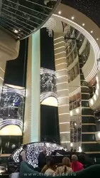 Главный атриум на MSC Preziosa со стеклянными лифтами