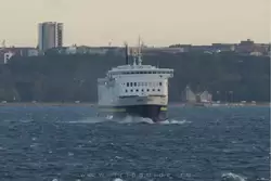 Паром «<span lang=en>Tallink Sea Wind</span>» следует за нами