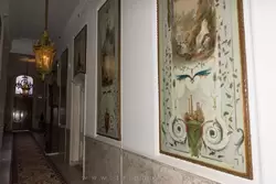 Вестибюль господского этажа — декор стен выполнен французским мастером Полем Коленом