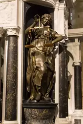 Памятник Вильгельму Оранскому — четыре фигуры женщин символизируют свободу, равенство, веру, силу и мужество