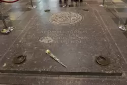 Вход в склепы нидерландской королевской семьи, на плите написано «Здесь ожидает воскрешения Вильгельм  I, Отец Отечества»