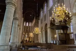Люстры в Новой церкви выполнены в технике 17 века, но созданы и установлены совсем недавно — в 1981 году в честь 600-летия сооружения