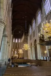 Люстры в Новой церкви выполнены в технике 17 века, но созданы и установлены совсем недавно — в 1981 году в честь 600-летия сооружения