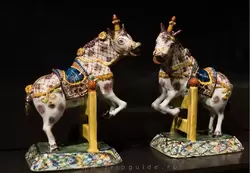 Пара прыгающих лошадей, Делфт (1765–1785) — фаянсовые фигурки украшали столы и камины. Прыгающие через преграду лошади были популярным сюжетом