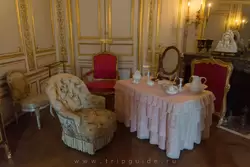 Первая туалетная комната, стулья из позолоченного дерева работы Жоржа Жакоба изначально находились в Люксенбургском дворце
