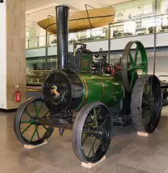 Паровой трактор компании «Aveling and Porter», 1871 г. Это одна из первых моделей с поворачивающимися передними колесами (предыдущие имели привод на 5-е колесо) и приводом на задние