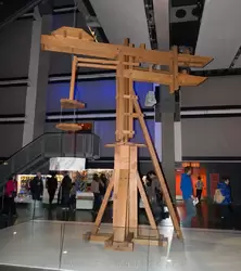 Вращающийся кран Филлиппо Брунелески мог поворачиваться на 360 градусов и использовался для перемещения грузов во время строительства собора во Флоренции (экспонат перед выставкой о Леонардо да Винчи)