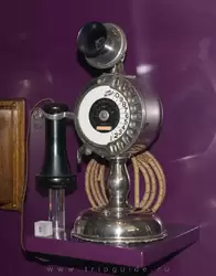 Stowger настольный телефон компании Automatic Electric, 1905 г. — пользователь нажимал на цифры, потом кнопку на основании, чтобы позвонить