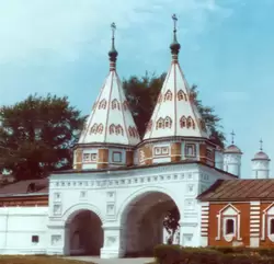 Святые ворота Ризоположенского монастыря