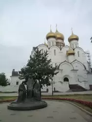 Успенский собор и скульптура «Троица» в Ярославле