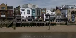 Фотогеничные домики на берегу Темзы