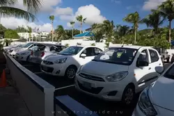 Парковка для гостей и машины, которые можно взять в аренду