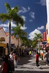 Front street Sint Maarten — главная пешеходная улица где находится множество магазинов