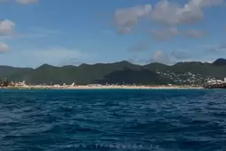 Вид на пляж Махо с катера