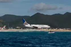 Самолет авиакомпании United выруливает на взлетную полосу аэропорта Принцессы Джулианы на Синт Маартене