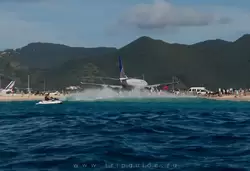 Самолет сдувает огромные волны на пляже Махо во время шторма в Карибском море