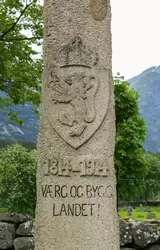 Надпись на памятнике «Værg og bygg landet! 1814-1914», вероятный перевод «Защитникам и строителям земли! 1814-1914» 