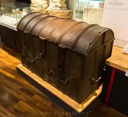 Железный сундук, начало 1400-х, стоял в Ратуше и использовался как сейф для документов, ценностей и городских печатей. Закрывался на 6 замков, для открытия должны были собраться все 6 хранителей