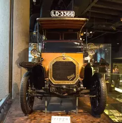 Такси, 1908 г. — одно из первых в Лондоне такси. Первые моторизованные такси появились в 1903  и поменяли вид, звук и запах улиц Лондона